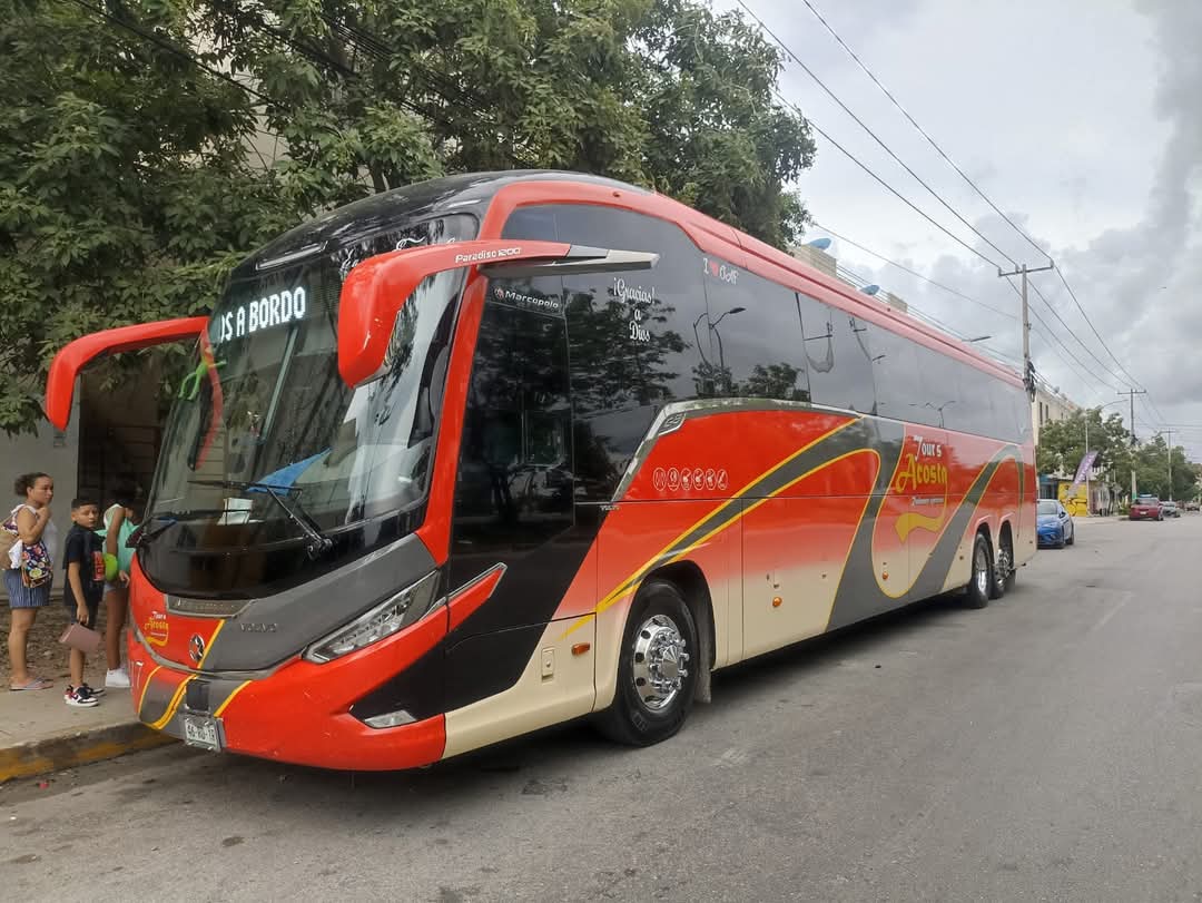 Pasajeros abordando un autobús Tour's Acosta