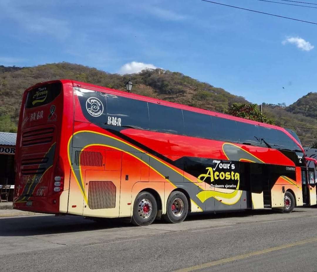 Autobús de dos pisos de Tour's Acosta en paisaje de montaña