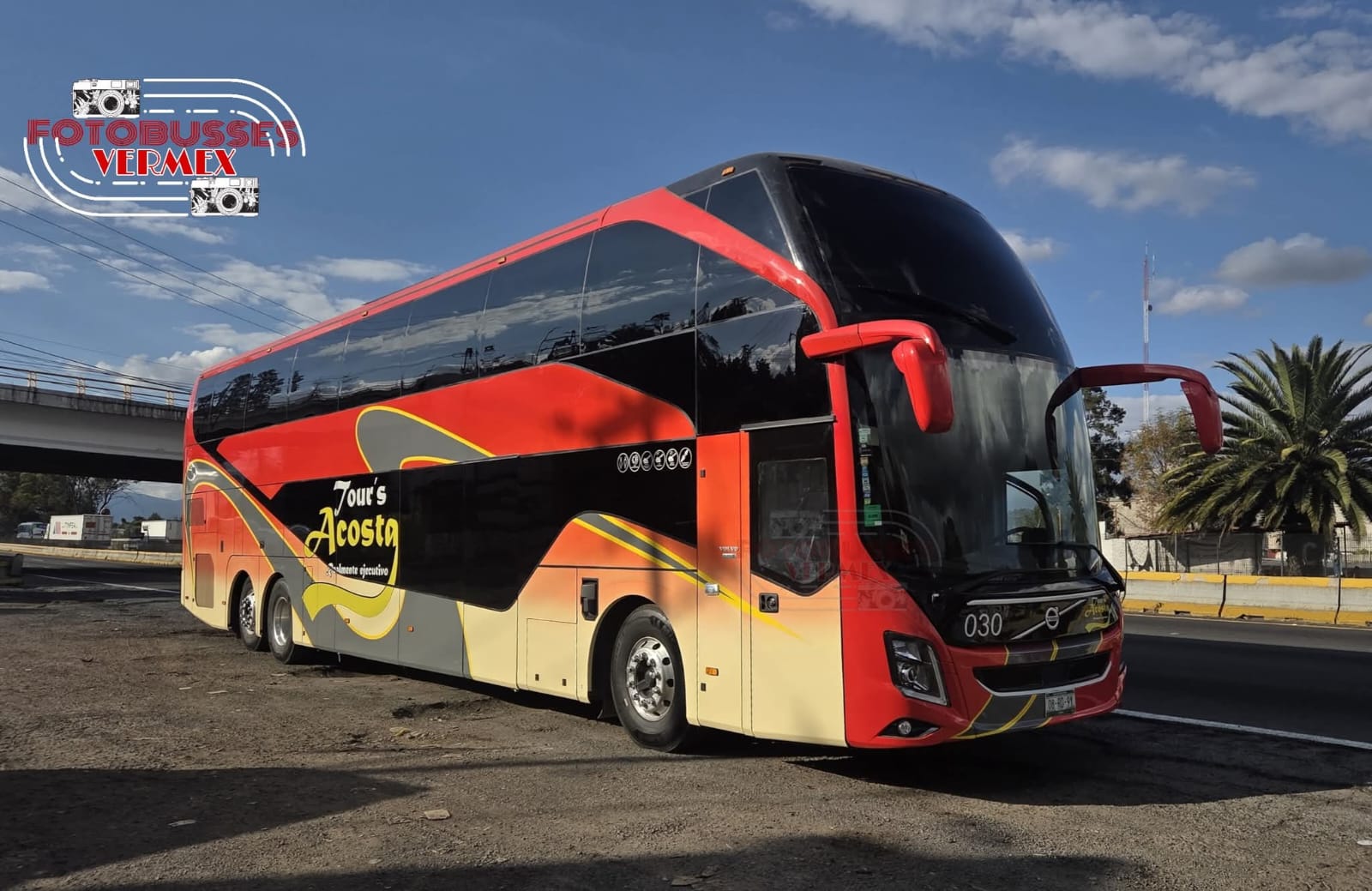 Autobús de dos pisos de Tour's Acosta en carretera